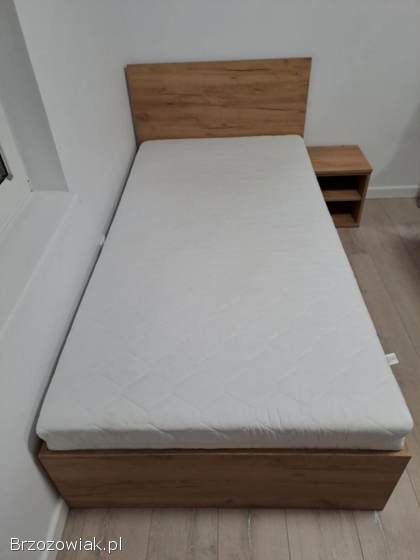 Łóżko z materacem
