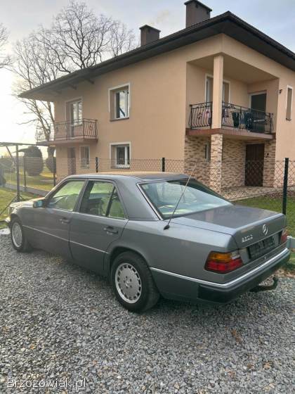 Mercedes-Benz W124 Sedan  1990