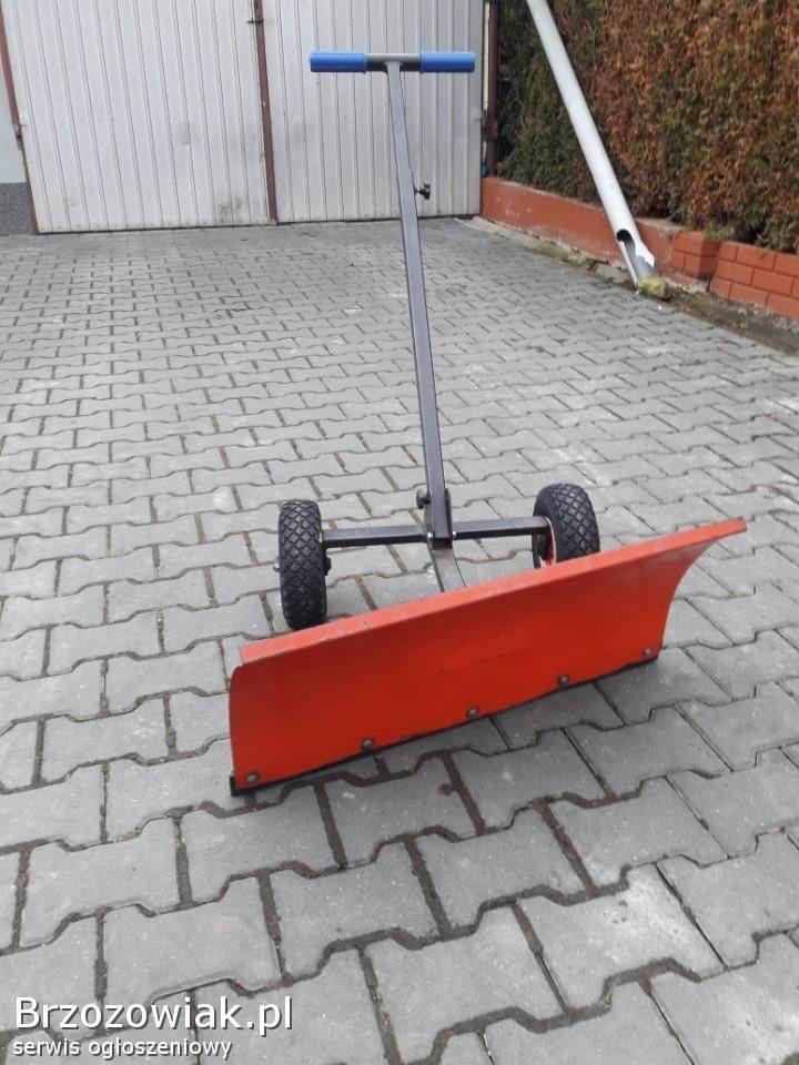 Pług ręczny do śniegu na kółkach